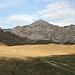 Unterwegs vom Orlovačko jezero / Орловачко језеро zur Passhöhe bei Borovno Brdo / Боровно брдо - Rückblick noch unweit des Sees. Langsam nehmen die Wolken zu und die Sonne beleuchtet nur noch kleinere Flächen ausgiebig.