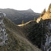 Heikle Traverse - Ausrutschen verboten. Zum Glück ist das Gras trocken. Im Hintergrund der Fürstein.