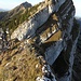 Zweite Schlüsselstelle: Erst steil abkraxeln und dann die ca 4 Meter hohe Wand hochklettern (II).