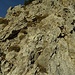 Steile Wand, jedoch gut strukturierter Felsen. Sieht etwas brüchig aus, ist aber ziemlich stabil.