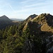 Blick über den weiteren Gratverlauf. Hinten die Schafmatt, links der Fürstein.