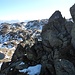 Der Kröndlberg versperrt mit seinen Felsbrocken und Gipfelaufbau den Weiterweg zum Kröndlhorn und zwingt zum Weiterweg auf der in Richtung Kröndlhorn linken Seite