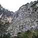 Durch diese Wandflucht führt der Klettersteig von links unten nach rechts oben. Links dahinter der schöne Wasserfall.