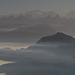 Berge stossen aus der Nebelsuppe empor ... 