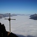 Beim Gipfelkreuz...Aussicht auf ein gewaltiges Nebelmeer!