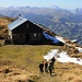 Die Alvier Gipfelhütte (2335m) liegt wenige Meter unterhalb des höchsten Punktes.