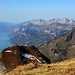 Aussicht vom Alvier (2342m) über den Chli Alvier (2283m) auf den Walensee (419m). Rechts ist die Bergkette der Churfirsten.