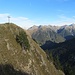Gipfelkreuz mit Loreagruppe, dazwischen die Zugspitze