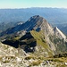 Gipfelblick von der Pania della Croce zur Pania Secca, dahinter der Apennin