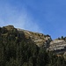 Blick zurück auf den Gipfel mit dem Gipfelkreuz der Äbnistettenflue (nicht höchster Punkt!). Auch zu sehen die Kletterstelle kurz vor dem Gipfel.