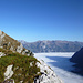 Das Nebelmeer unter dem Gipfelkreuz des Mättlistocks