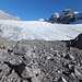 Glärnischfirn, Gletschervorfeld. Im Vordergrund markiert ein Steinmann den Beginn des Wegs zur Glärnischhütte.