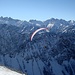 Paraglider vor der Allgäuer Gipfelkulisse.