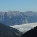 Nebel im Inntal, darüber die bleichen Berge des Karwendel