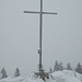 Tiefgefrohrenes Gipfelkreuz auf dem Furggelenstock