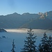 Oberhalb des Nebels scheint schon fleißig die Sonne; Blick auf die Nördliche Karwendelkette zwischen Stuhlkopf und Vogelkarspitze.