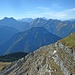 Blick über den platten Vorderskopf und die Soiernspitze ins Wetterstein. Links Teile der Nördlichen Karwendelkette.