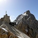 Rifugio Laurenzi,2932m mit Cristallo di Mezzo,3154m dahinter. Der Klettersteig Marino Bianchi bleibt fur ein andere Mal, hier in den Dolomiten.