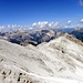 Weiter am Grat zur Forcella Granda,2874m -links und Forcella Padeon,2800m,mitte,Fanes-Senes Dolomiten im Hintergrund.