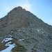 Der Gipfelaufbau der Kreuzspitze; der Weg leitet rechts ansteigend in der Nordflanke vorbei.