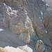 Diese Felsstufe muss nach der tiefsten Scharte zwischen Kreuzspitze und Kreuzspitzl im Aufstieg überwunden werden; darüber ist bereits die sanfte Gipfelabdachung zu sehen,...