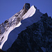 Die scharf geschnittene Crast'Alva am Morgen. Links vom Piz Alv (3995m), dem Endpunkt des Grates, liegt der felsige Bernina-Gipfel (4049m). Aufgenommen unterhalb vom Piz Tschierva.