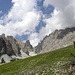 Forcella Staunies(2918m) mit Cristallino d'Ampezzo(3008m) genau im Bildmitte, von Passo San Forcia ausgesehen.Links wunderschonen Sudwande des Cresta Bianca und rechts Cristallo di Mezzo. 