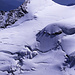 Westflanke des Piz Zupò (3996m), darunter die Spaltenzone, die wir am Morgen gequert haben. Etwa in der Mitte der unteren Bildhälfte befindet sich eine Seilschaft von vier Personen. Gesehen vom Gipfel des Piz Bernina (4049m) am 08.09.2009 um 13:30 Uhr.