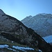 Auf der anderen Seite herrscht dagegen schon der Winter; über dem Karwendelhaus das unbedeutende Hochalmkreuz, überragt von den gewaltigen Ödkarspitzen.