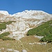 Das Gelände ist übersichtlich; die Einschartung in der linken Bildhälfte gilt es über die Südgehänge zu erreichen; von dort am Grat nach links zum Gipfel.