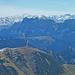 Zoom: Hinter der Karwendel-Hauptkette grüßen die Hohen Tauern mit Großglockner und Großvenediger.