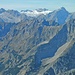 Zoom: Auch das Wettersteingebirge (rechts Zugspitze, links daneben der breite Schneefernerkopf) darf nicht fehlen.