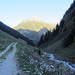 Abstieg durchs Griesbachtal mit Blick zur Ruitelspitze