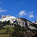 welch Traumkulisse zum Start des Hikr-Treffens 2012!
Schibegütsch, Achs und Böli mit leichter "Überzuckerung" - grün unten, blau oben, dazwischen die leichte Schneeauflage - das ergibt schöne Fotos!