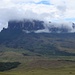 der 2650m hohe Kukenam-Tepui schält sich langsam aus den Wolken