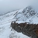 ..... bis an einem Steinmäuerchen der höchste Punkt dieses Kammes (ca. 2310 m) erreicht wird (Achtung: Steilabbrüche westseitig ins Taminatal; derzeit kleine Wächten!)