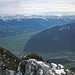 Das Zillertal zieht zum Alpenhauptkamm hinauf; links Kitzbüheler Alpen, hinten die Eisriesen der Zillertaler Alpen.