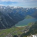 Blick über den Achensee nach Pertisau und ins Karwendel; in der linken Bildhälfte markant der spitze Zahn des Sonnjochs, links davon die Laliderer Wände, rechts davon Schaufel- und Bettlerkarspitze; rechts hinten die Montscheinspitze.