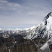 Diese Weitwinkelaufnahme, aufgenommen vom Gipfel des Island Peaks, gibt einen ungefähren Eindruck von der Mächtigkeit der drei Kilometer entfernten Nuptse-Lhotse-Mauer (rechts). Die umgebenden 6000er wirken winzig.