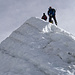 Karl Sommer, Pemba Sherpa und Peter Menhofer (verdeckt) machen sich an den Abstieg vom Gipfel. 