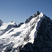 Blick auf die Gratschneide des Biancograts, dahinter der Gipfel des Piz Bernina (4049m)