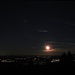 Je höher der Mond steigt, um so weißer und kontrastreicher erscheint er. Rechts am oberen Bildrand ist der Jupiter im Sternbild Stier zu sehen, an das das Sternbild Fuhrmann links anschließt. Der Mond steht zwischen den Sternbildern Zwillinge (links) und Orion (rechts). Am linken Bildrand das Sternbild Luchs. Im Vordergrund das spiegelnde Wasser des Staffelsees. Ganz hinten links am Horizont müsste man die Lichter von Landsberg sehen. In [http://f.hikr.org/files/960524.jpg Originalgröße] ist das Bild viel schöner!<br /><br />Il più che sale la luna il più bianca e piena di contrasto appare.<br />La costellazone delle stelle si vede a destra in alto il Giove nella costellazione del Toro, a cui raggiunge a sinistra il Carettiere. La luna si trova tra i Gemelli e l`Orion. Al bordo sinistro si vede la Lince (Lynx). Al primo piano si vede l`acqua riflettante del lago Staffelsee. Tutto in dietro al orizzonte a sinistra si dovrebbe vedere le luci della città di Landsberg. Si prega di guardare [http://f.hikr.org/files/960524.jpg nell`originale], cosi la foto sarà molto più bella.