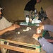 beim Dominospiel mit Pedro im Casa Pedro - unser letztes Nachtquartier auf 3250 m am 5. Tag