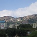 viel Platz gibt es in Caracas nicht - daher ziehen die Barrios die Hügel hinauf