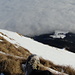 Tiefblick vom Gipfel des Mutschen auf das Nebelmeer