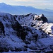 Foto von der zweiten Besteigung am 4./5.11.2012:<br /><br />Aussicht vom Furggengütsch (2196,9m) zu weiteren zwei Gipfel der Hohgant, es sind das grosse Gipfelplateau der Steinigi Matte (2163m) und der darunter liegende Aff (2036m). Dahinter setzt sich der Kamm mit dem Wysschrüzgrat (2007m), Widderfeld (2070m) und Wimmisgütsch (2062,7m) fort.
