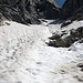 Das steile, schneegefüllte Couloir unterhalb des Pass Cacciabella Sud (2896m) haben wir mit Steigeisen begangen.