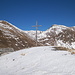 La croce della vetta 2040 sopra il San Jorio. Dietro, Cima di Cugn e Marmontana