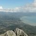 Blick vom Ostgipfel auf den Golfo di Policastro, in der Bildmitte Policastro Bussentino