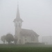 Nebel liegt über dem Land, Kirche in Vuiteboef